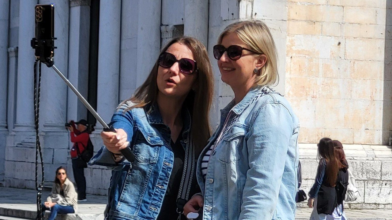 Il rito del selfie in piazza San Michele (foto Alcide) Il rito del selfie in piazza San Michele (foto Alcide)