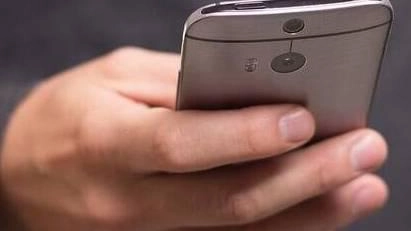 Messaggi di aiuto sui cellulari, ma è solo un raggiro . Messaggi di aiuto sui cellulari, ma è solo un raggiro .