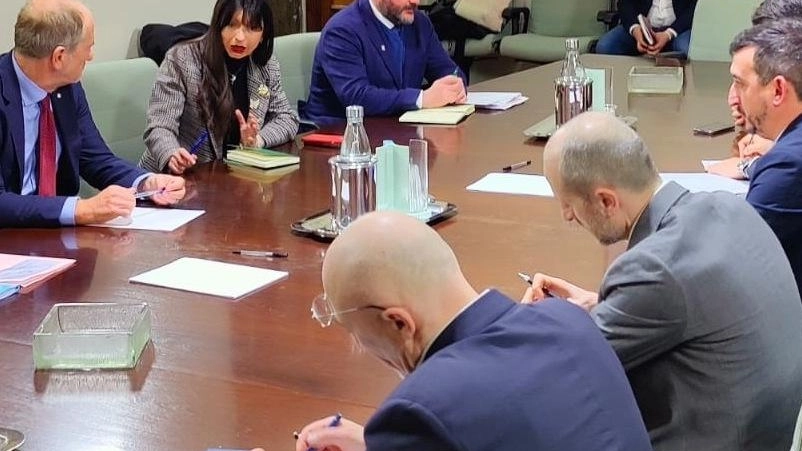 Il tavolo di confronto in cui si è svolta la riunione preliminare con il Commissario Nicola Dell’Acqua Il tavolo di confronto in cui si è svolta la riunione preliminare con il Commissario Nicola Dell’Acqua