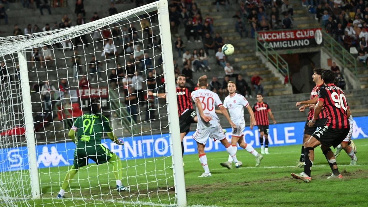 Una partita dalle grandi emozioni quella tra Lucchese e Rimini andata in scena nel posticipo lunedì sera: sotto di due reti, i rossoneri sono riusciti poi ad acciuffare il pareggio (foto Alcide) Una partita dalle grandi emozioni quella tra Lucchese e Rimini andata in scena nel posticipo lunedì sera: sotto di due reti, i rossoneri sono riusciti poi ad acciuffare il pareggio (foto Alcide)