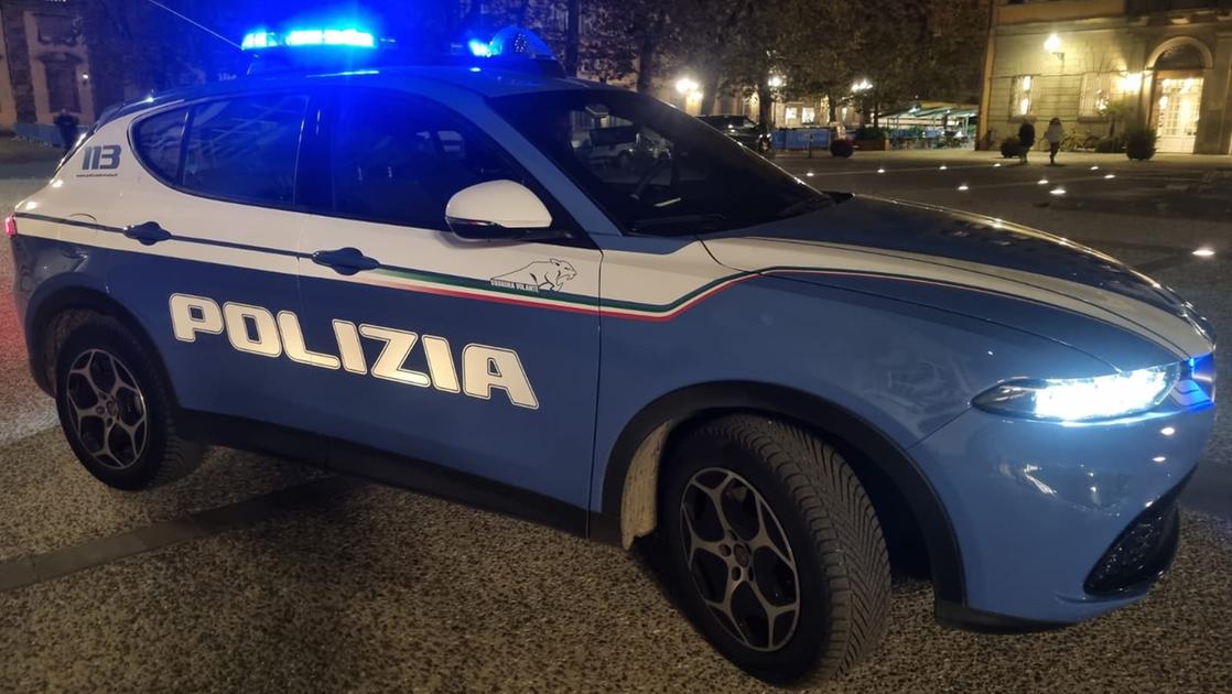 Rissa a colpi di bottiglie, arrestati due uomini in piazza San Salvatore Rissa a colpi di bottiglie, arrestati due uomini in piazza San Salvatore
