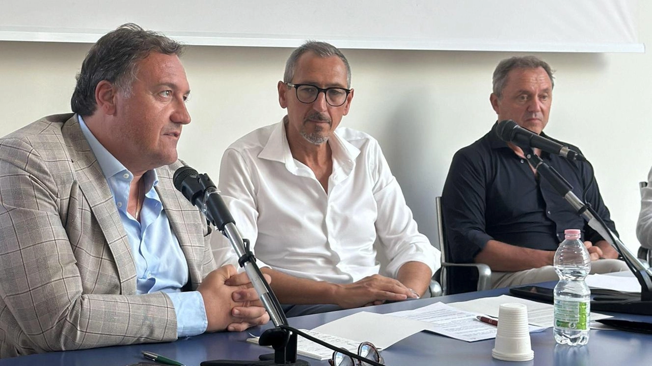 L’assessore regionale Leonardo Marras durante il suo intervento all’assemblea del Gal Far Maremma che si è svolta ieri mattina L’assessore regionale Leonardo Marras durante il suo intervento all’assemblea del Gal Far Maremma che si è svolta ieri mattina