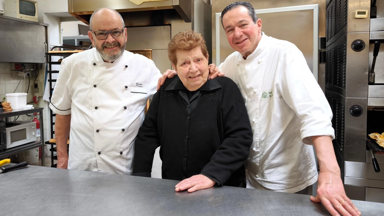 Dino Peruzzi in laboratorio fino a 92 anni. Nel 1960 aprì il bar di via Pistoiese, attività portata avanti dai figli Massimo e Piero Paolo: "Ci ha insegnato l’amore e la passione per il nostro lavoro". Dino Peruzzi in laboratorio fino a 92 anni. Nel 1960 aprì il bar di via Pistoiese, attività portata avanti dai figli Massimo e Piero Paolo: "Ci ha insegnato l’amore e la passione per il nostro lavoro".