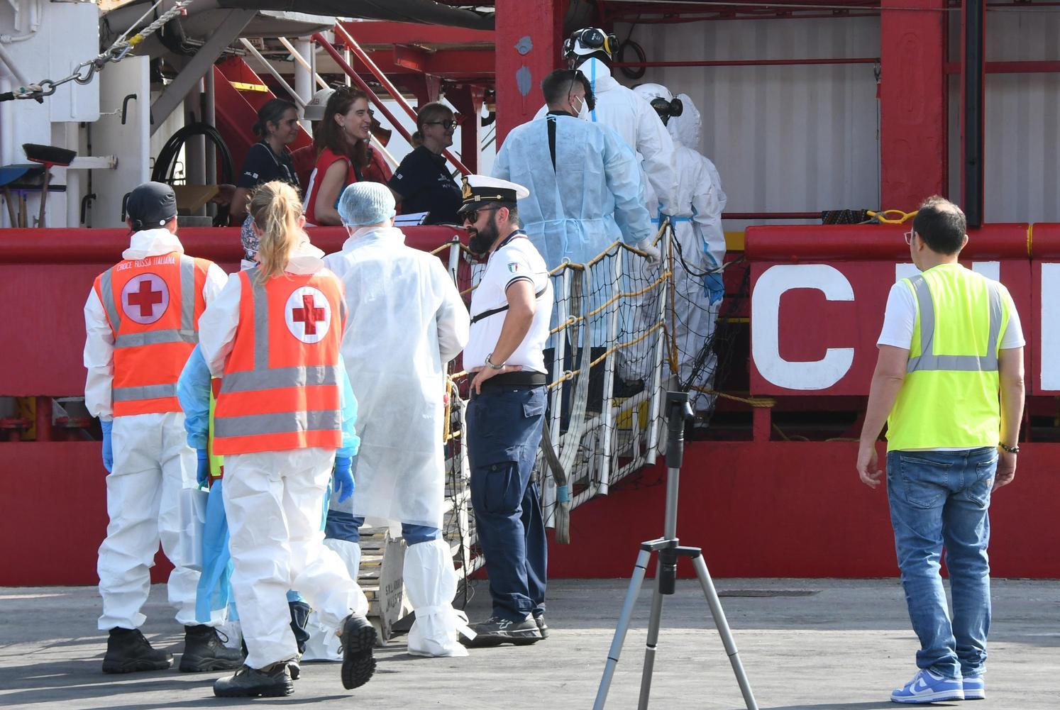 emergenza umanitaria ocean viking in porto due minori a bordo