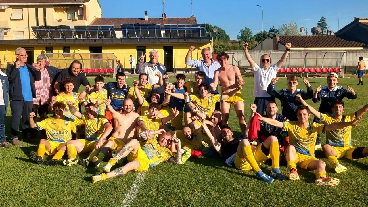 La festa del Santa Maria a Monte sul campo di Forcoli per la vittoria della finale play off e la promozione in Seconda categoria La festa del Santa Maria a Monte sul campo di Forcoli per la vittoria della finale play off e la promozione in Seconda categoria