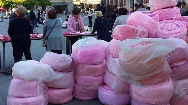 Parte delle ottomila sciarpe rosa arrivate dieci anni fa a Massa per il progetto di Angela Maria Fruzzetti e Lilt di prevenzione e cura contro i tumori Parte delle ottomila sciarpe rosa arrivate dieci anni fa a Massa per il progetto di Angela Maria Fruzzetti e Lilt di prevenzione e cura contro i tumori