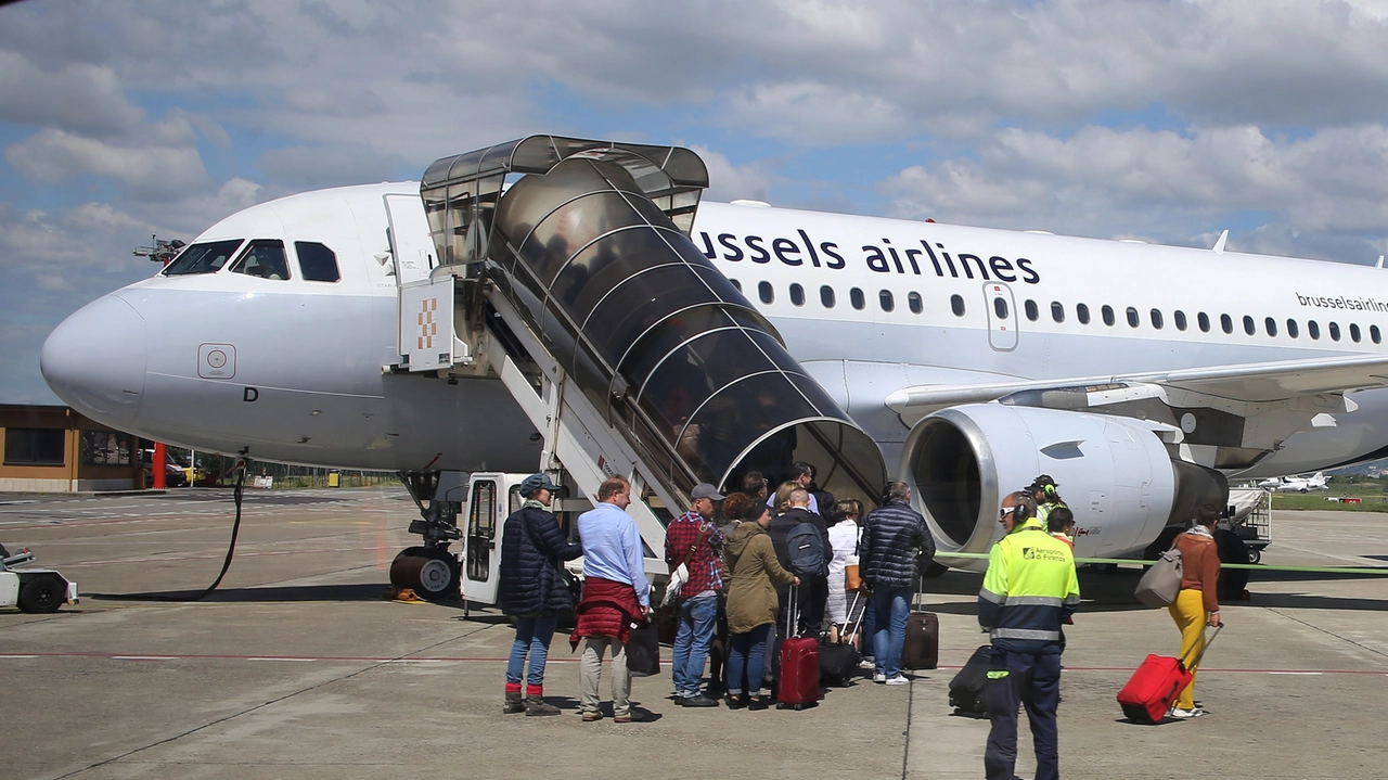Un aereo in pista all'aeroporto Vespucci (foto Marco Mori /New Press Photo)