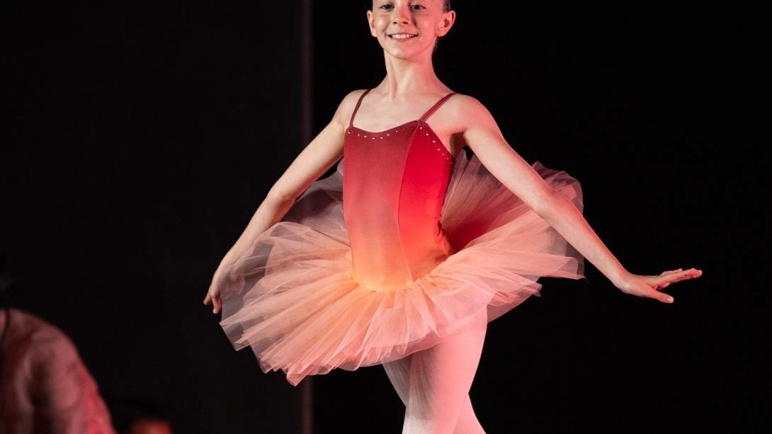 Celeste Cosci, allieva della scuola di danza “Movements in Dancing” diretta da Ascania Roni, a soli 10 anni è riuscita... Celeste Cosci, allieva della scuola di danza “Movements in Dancing” diretta da Ascania Roni, a soli 10 anni è riuscita...