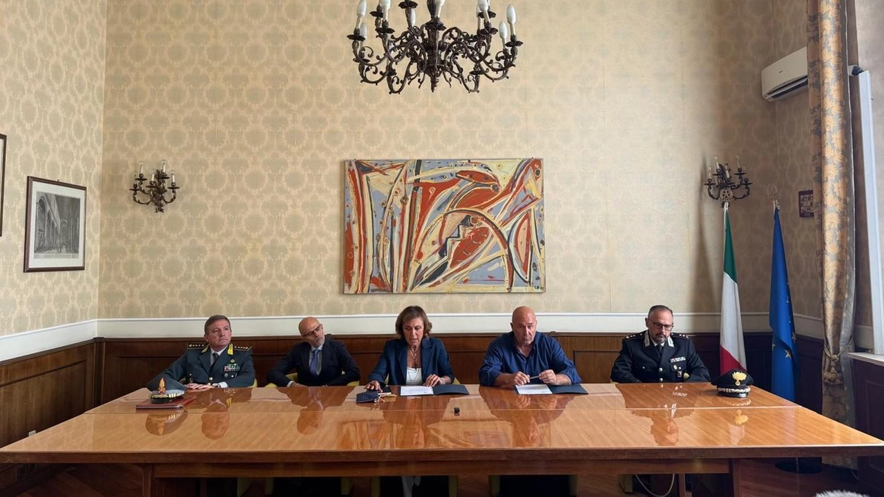 La firma del protocollo in Prefettura La firma del protocollo in Prefettura