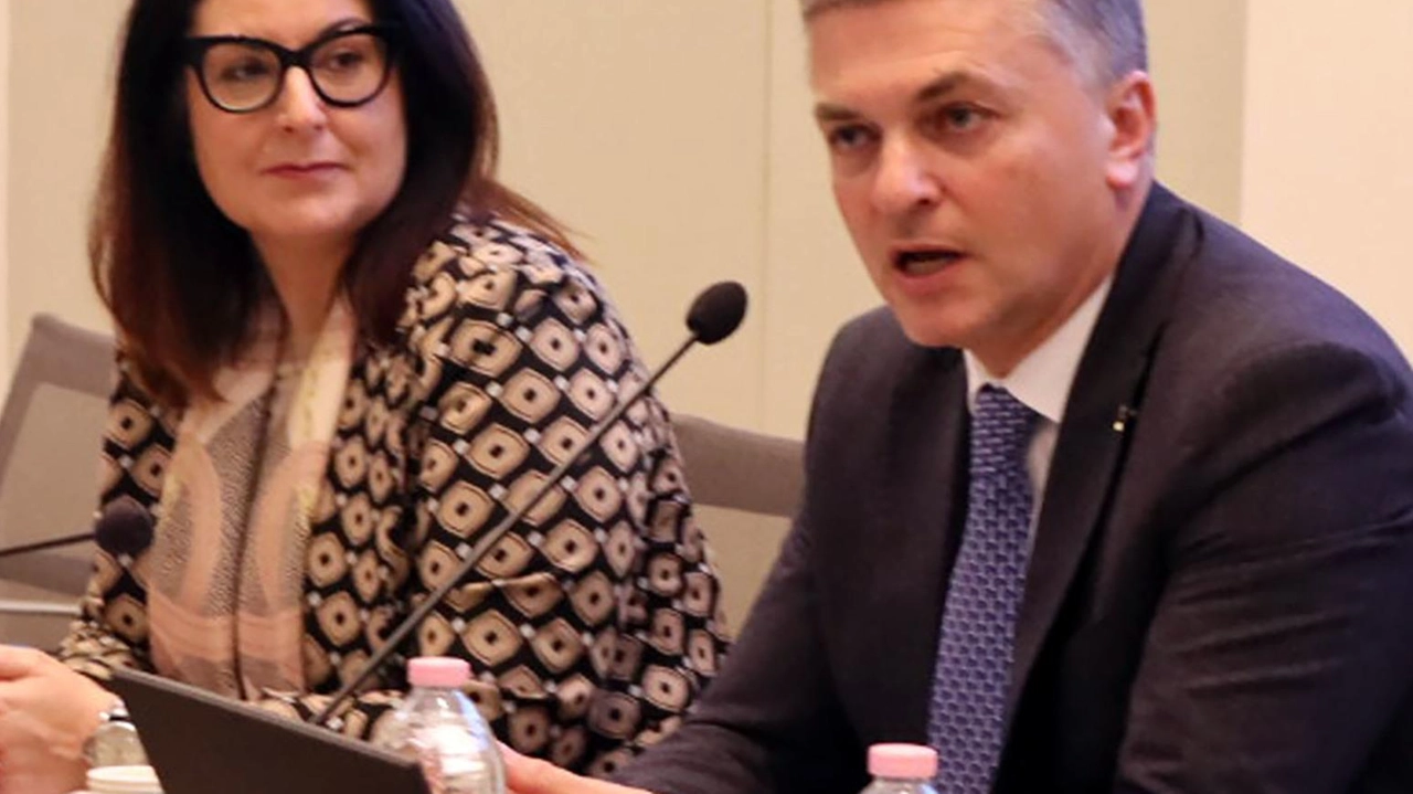 Il commissario Federica Montaresi ha fatto gli onori di casa nel corso della visita del vice ministro Edoardo Rixi Il commissario Federica Montaresi ha fatto gli onori di casa nel corso della visita del vice ministro Edoardo Rixi