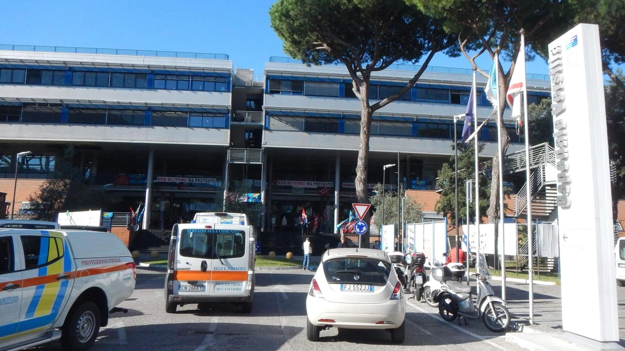 L’ospedale Versilia inaugurato nel 2001, negli ultimi anni ha subito un processo di ridimensionamento