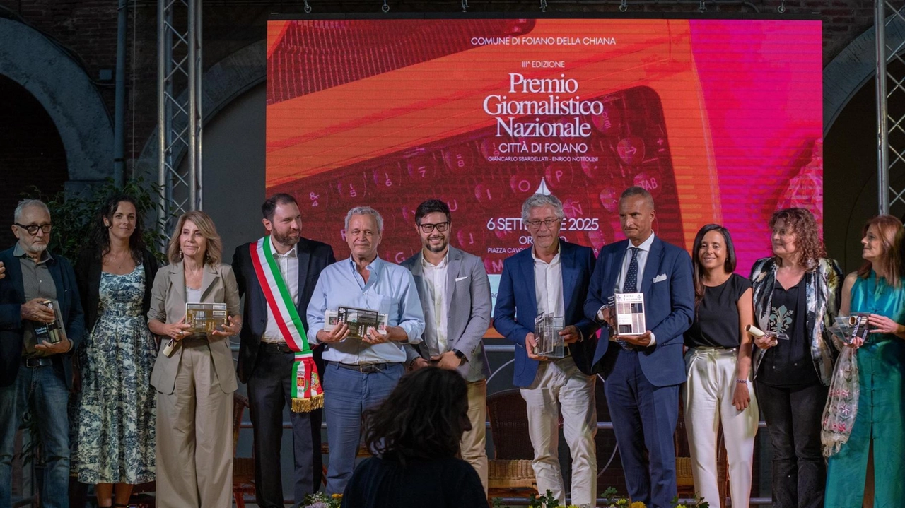 Terza edizione del Premio Sbardellati-Nottolini con i big dell’informazione. Assegnato anche il Giglio d’Oro alla Stampa Estera, emozioni sul palco. Terza edizione del Premio Sbardellati-Nottolini con i big dell’informazione. Assegnato anche il Giglio d’Oro alla Stampa Estera, emozioni sul palco.