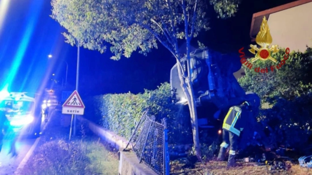 La scena dell'incidente a Foiano della Chiana. Momenti di paura per l'auto che è piombata dentro un giardino privato provocando non pochi danni La scena dell'incidente a Foiano della Chiana. Momenti di paura per l'auto che è piombata dentro un giardino privato provocando non pochi danni
