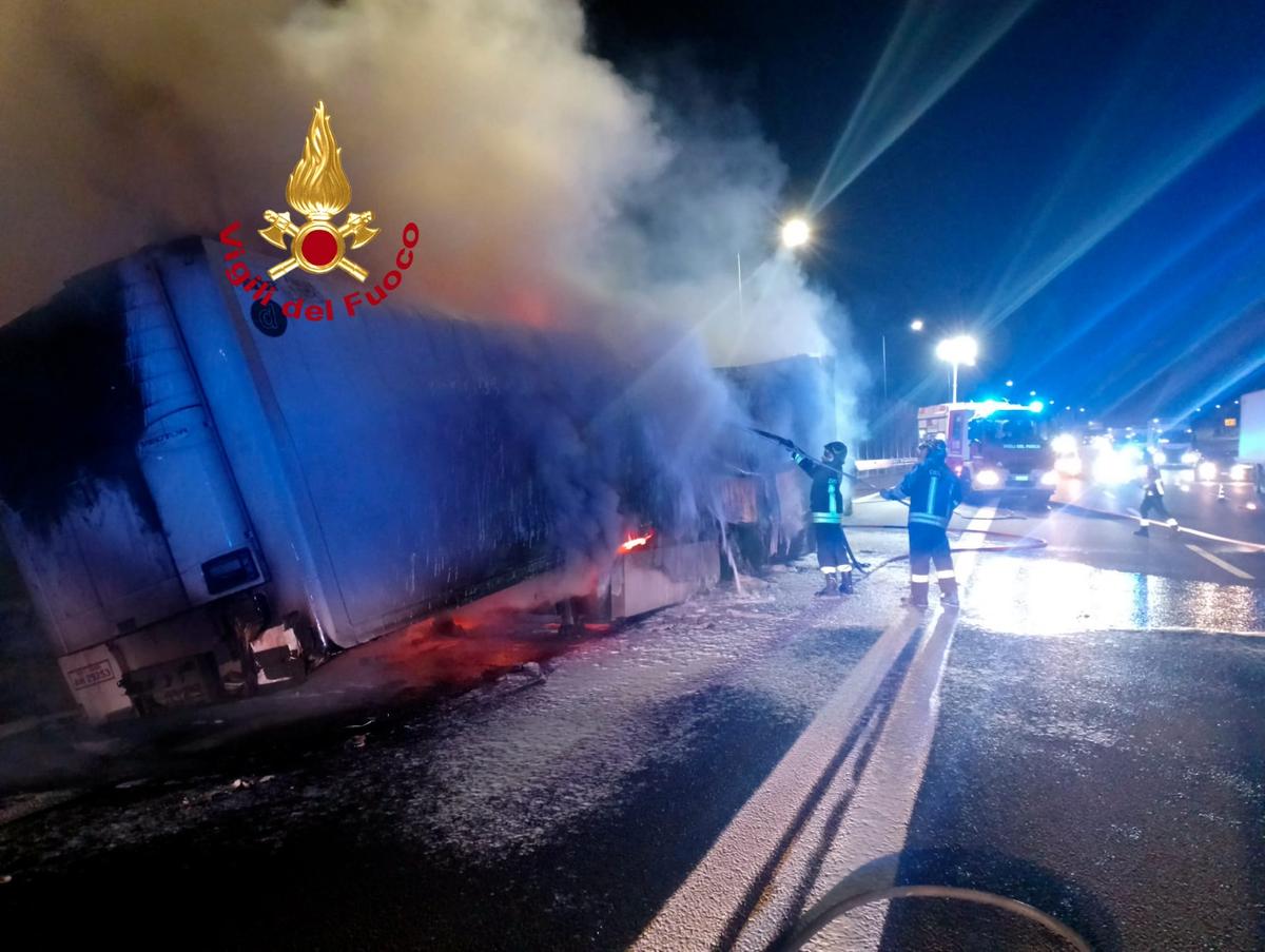Incendio in autostrada, a fuoco un camion di pomodori. In azione i vigili del fuoco Incendio in autostrada, a fuoco un camion di pomodori. In azione i vigili del fuoco
