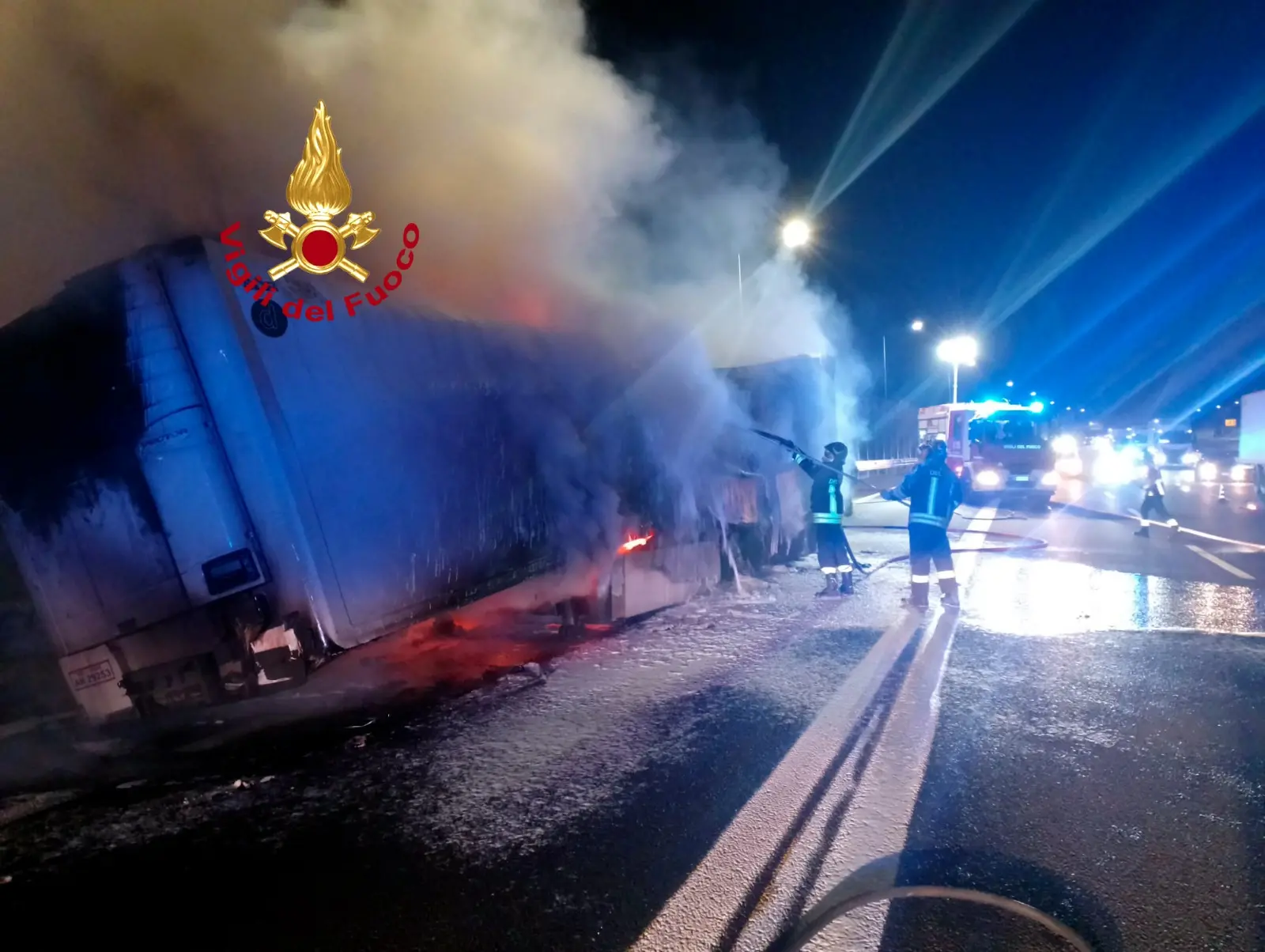 Incendio in autostrada, a fuoco un camion di pomodori. In azione i vigili del fuoco