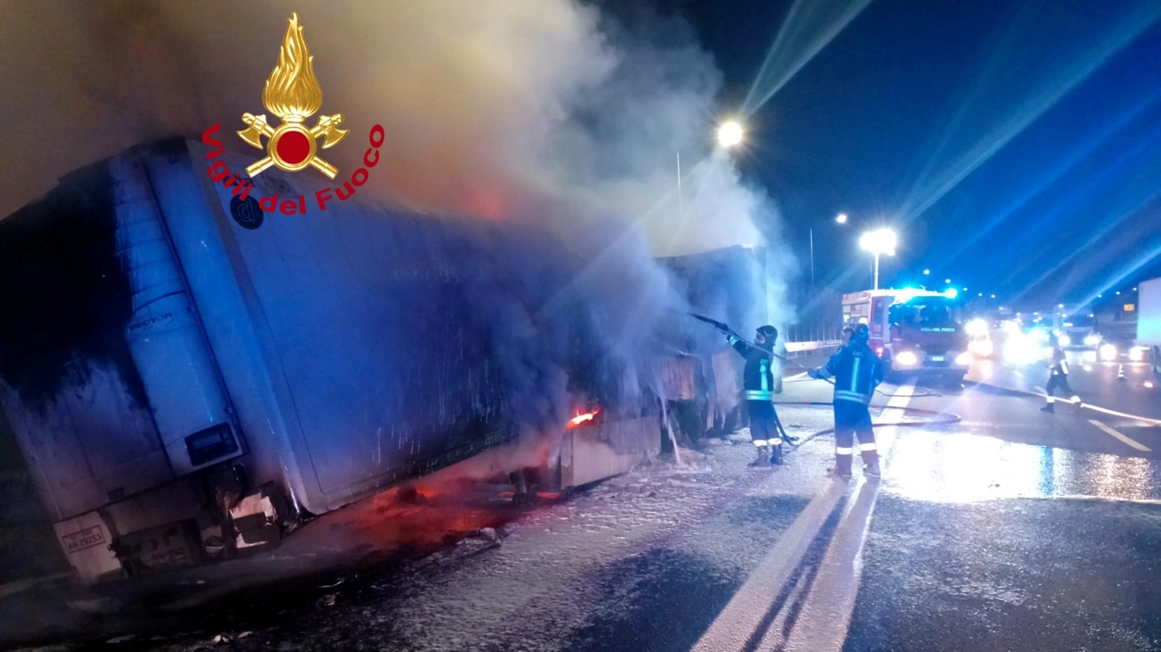 Incendio in autostrada, a fuoco un camion di pomodori. In azione i vigili del fuoco