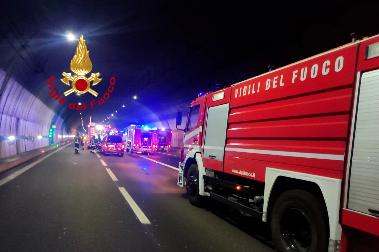 Vigili del fuoco al lavoro all'interno della galleria di Base per contenere l'incendio