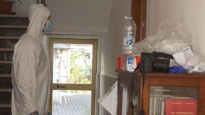 La donna, 60 anni, alloggiava in albergo. Agli agenti ha raccontato la sua verità. L’esame sul corpo La donna, 60 anni, alloggiava in albergo. Agli agenti ha raccontato la sua verità. L’esame sul corpo
