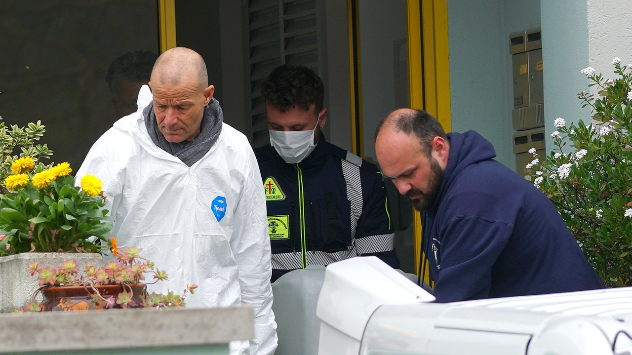 Viene portato via il corpo dell'anziana donna assassinata dalla figlia (Ops) Viene portato via il corpo dell'anziana donna assassinata dalla figlia (Ops)