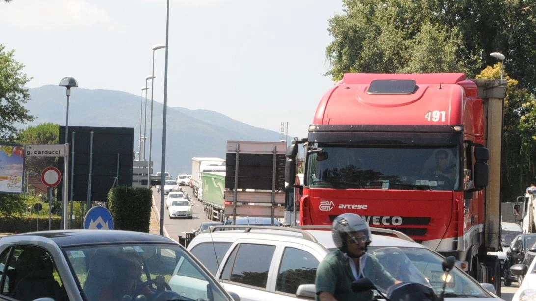 Un momento di ordinario caos sulle strade lucchesi Un momento di ordinario caos sulle strade lucchesi
