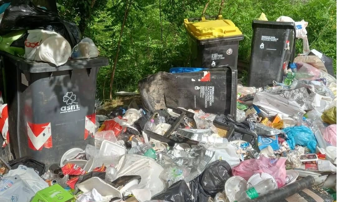 Cumuli di rifiuti abbandonati nell’area di sosta in Vallupaia Cumuli di rifiuti abbandonati nell’area di sosta in Vallupaia