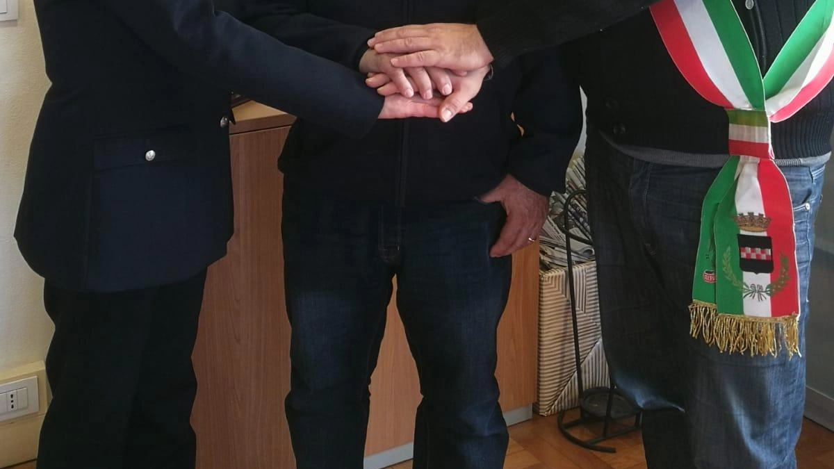 La comandante Michelozzi, il Nonno Vigile Ciro Lelio e il sindaco Romiti La comandante Michelozzi, il Nonno Vigile Ciro Lelio e il sindaco Romiti