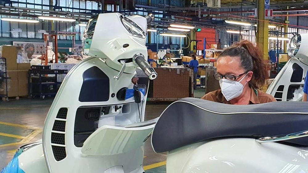 Il gruppo Piaggio registra un calo dei ricavi ma punta sugli investimenti per mantenere alti livelli di margine Ebitda. L'amministratore delegato Colaninno sottolinea la necessità di stabilità economica per la crescita futura. Il gruppo Piaggio registra un calo dei ricavi ma punta sugli investimenti per mantenere alti livelli di margine Ebitda. L'amministratore delegato Colaninno sottolinea la necessità di stabilità economica per la crescita futura.