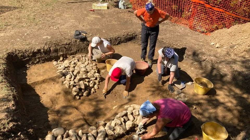 I ricercatori al lavoro nell’area archeologica dove sono affiorati i preziosi resti dell’inedito insediamento I ricercatori al lavoro nell’area archeologica dove sono affiorati i preziosi resti dell’inedito insediamento