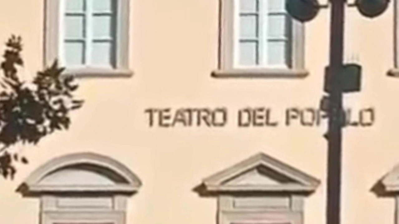L’uomo che dopo essere. salito sul tetto dell’hotel ha poi lanciato tegole in piazza Gramsci con il rischio di colpire i presenti