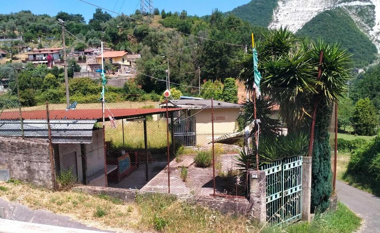 "Un campo sportivo sotto chiave" "Un campo sportivo sotto chiave"