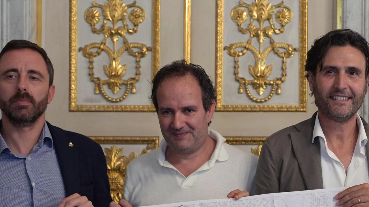 Il vice sindaco Barsanti con gli assessori Bartolomei e Buchignani mostrano la mappa dei divieti (foto Alcide) Il vice sindaco Barsanti con gli assessori Bartolomei e Buchignani mostrano la mappa dei divieti (foto Alcide)