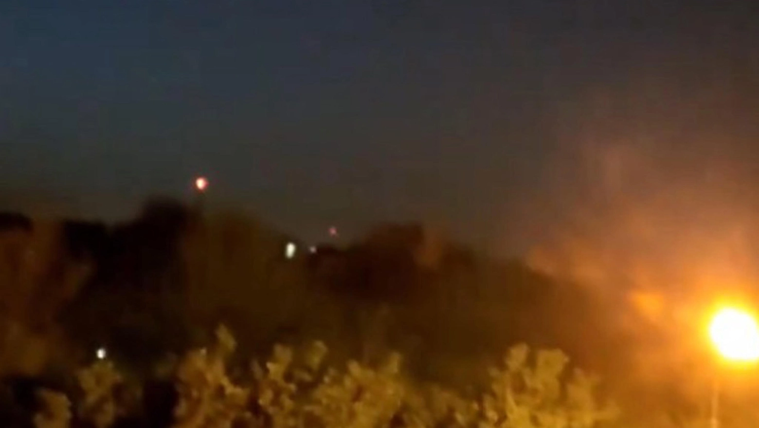 Un fermo immagine di un video delle esplosioni a Isfahan in Iran