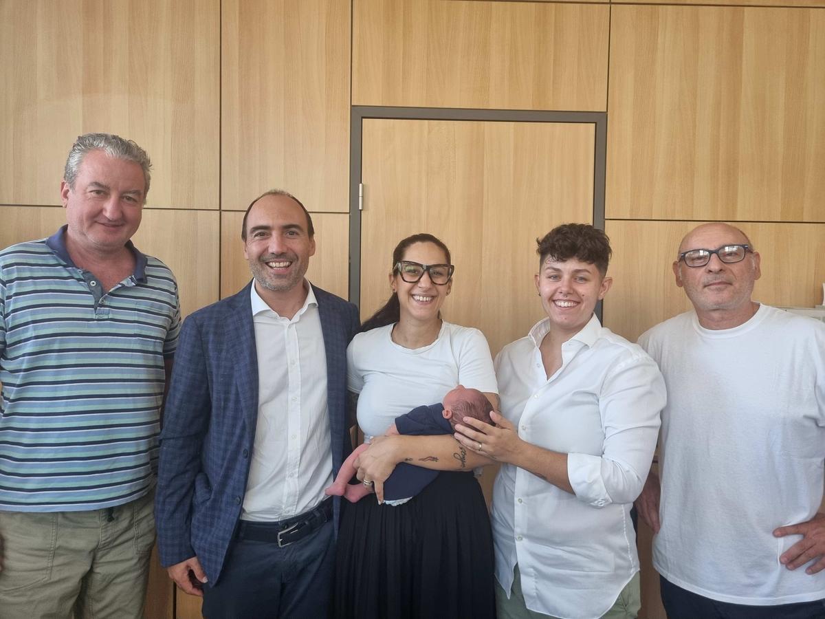 https://www.lanazione.it/image-service/view/acePublic/alias/contentid/NTZkNmQ1OTAtOTllNC00/0/montemurlo-riconosciuto-il-figlio-di-due-mamme.jpeg?f=1.91:1&w=1200