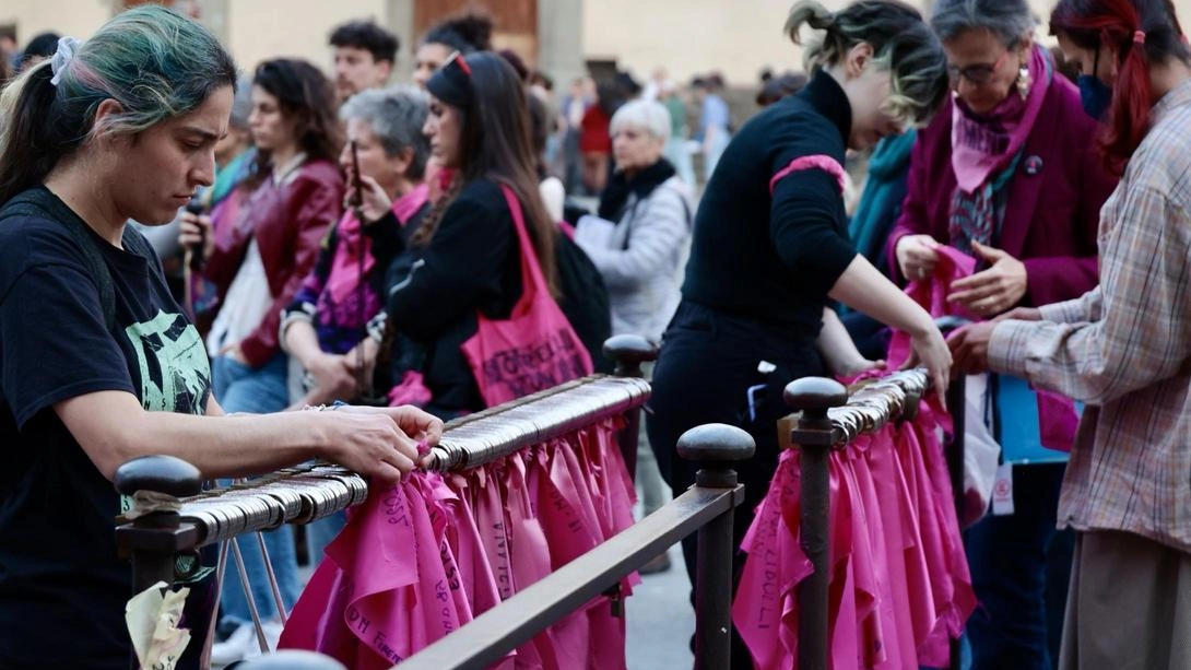 In piazza contro i femminicidi. I pañuelos tornano al loro posto: "Violata la memoria delle vittime"