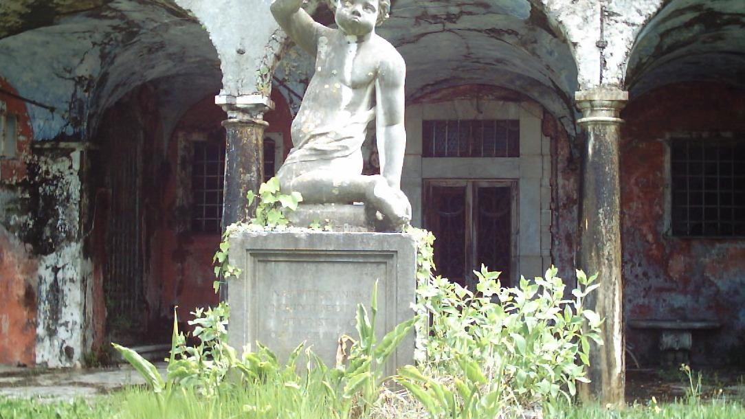 Una delle numerose opere che abbelliscono il parco di Villa Massoni Una delle numerose opere che abbelliscono il parco di Villa Massoni
