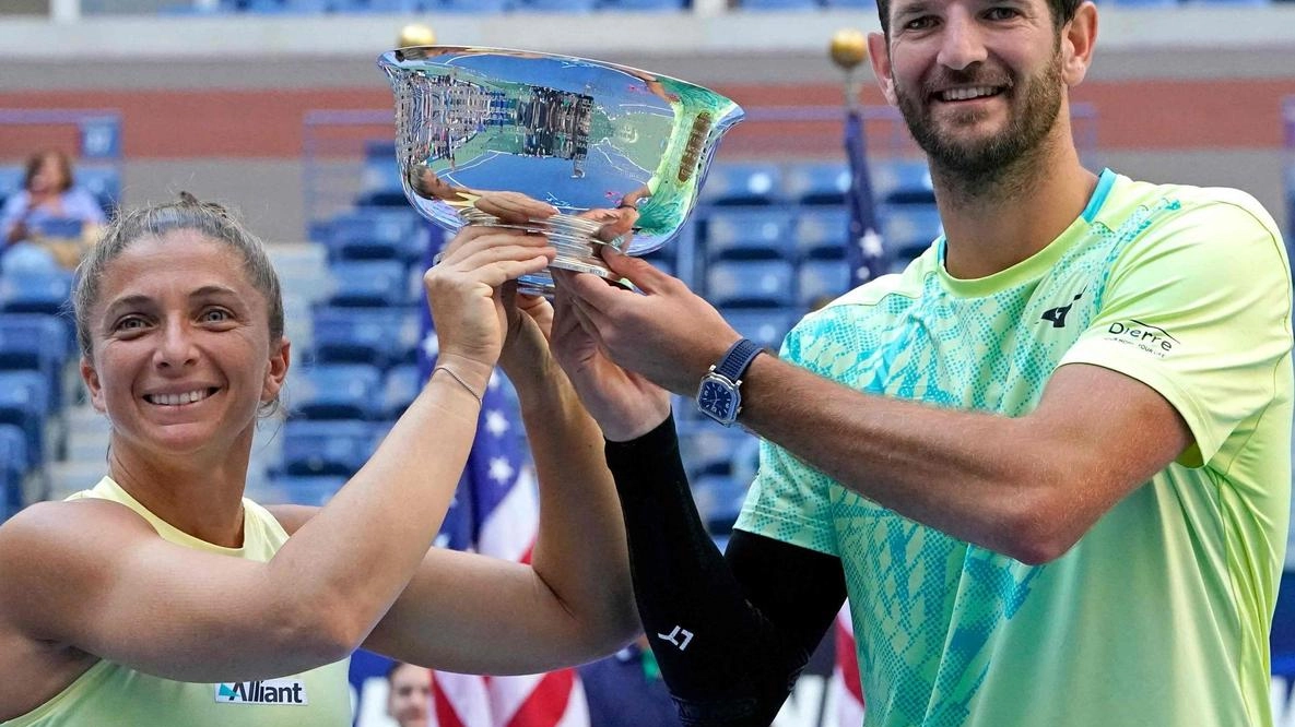 Andrea Vavassori e Sara Errani con il trofeo degli Us Open Andrea Vavassori e Sara Errani con il trofeo degli Us Open