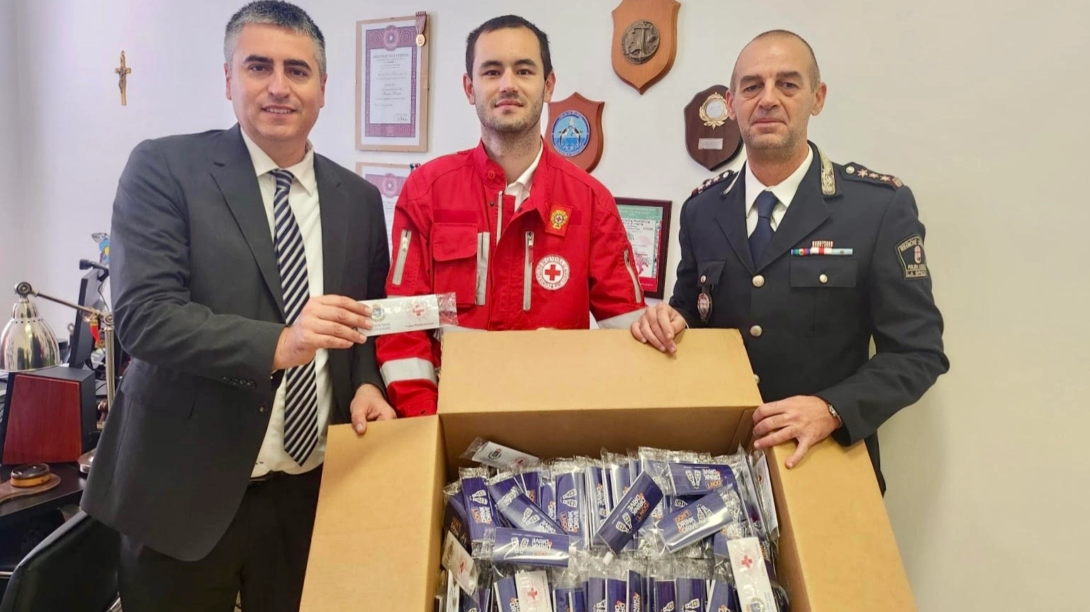 L'assessore Guerri e il comandante Bertoneri l'hanno consegnati alla Croce Rossa Italiana per il progetto di educazione stradale