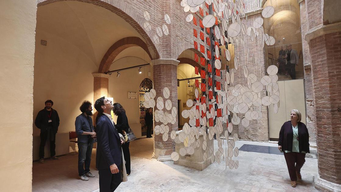 https://www.lanazione.it/image-service/view/acePublic/alias/contentid/NTZlNGQ2MWMtMTY2NC00/0/tremila-aquiloni-di-hashimoto-il-dialogo-al-santa-maria-tra-creazioni-e-architettura.jpeg?f=16:9&w=1200&h=630