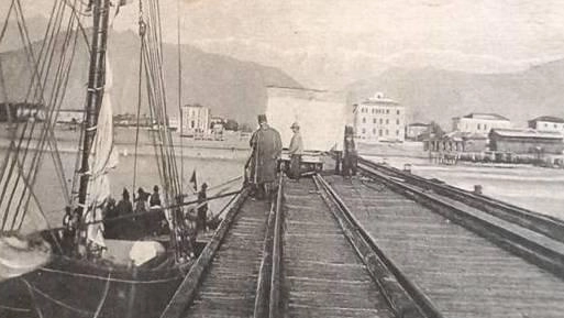 Un’immagine del pontile ai primi del ’900 e, a. sinistra, la ricostruzione alla fine degli anni ’60 Un’immagine del pontile ai primi del ’900 e, a. sinistra, la ricostruzione alla fine degli anni ’60