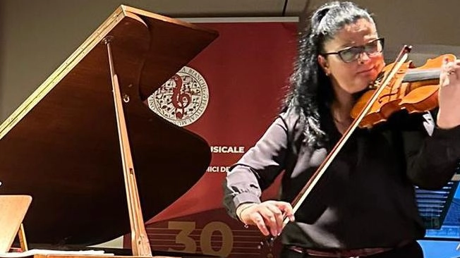 Al via la rassegna ’Domeniche in musica’ al ridotto degli Impavidi; a destra Sandra Landini e Francesca Amato del Duo Mediceo