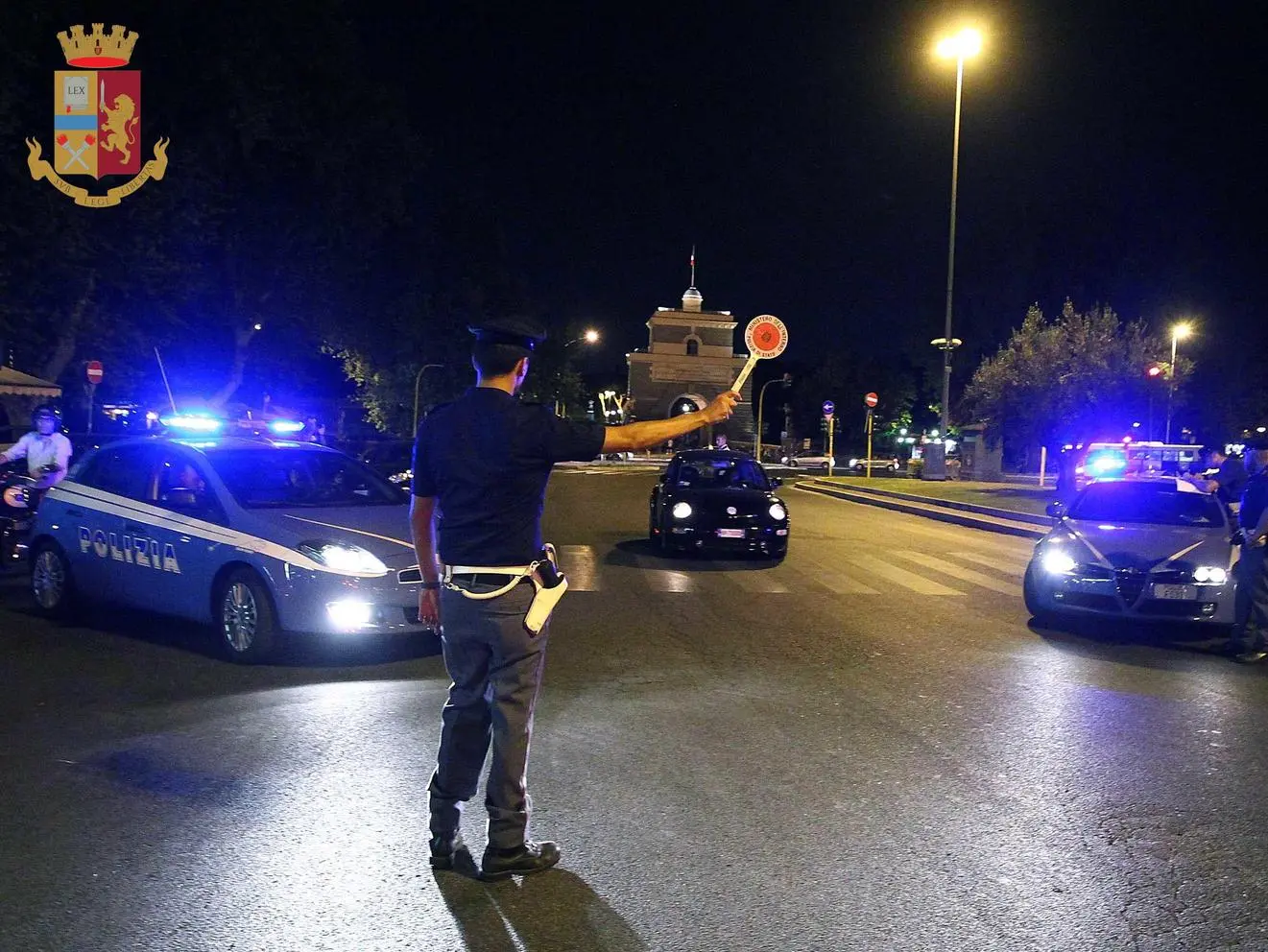 Sei minori in auto e uno alla guida, genitori nei guai