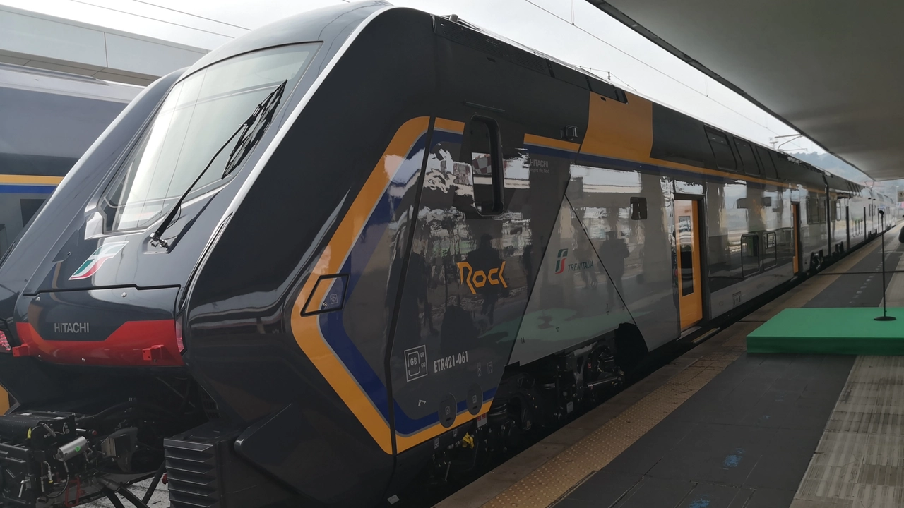 Un convoglio in un'immagine di repertorio. Una persona è stata investita da un convoglio ed è morto. Questo ha provocato la paralisi del traffico ferroviario Un convoglio in un'immagine di repertorio. Una persona è stata investita da un convoglio ed è morto. Questo ha provocato la paralisi del traffico ferroviario