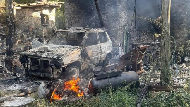 L'auto e il materiale che sono andati a fuoco nell'incendio. Non ci sono feriti L'auto e il materiale che sono andati a fuoco nell'incendio. Non ci sono feriti