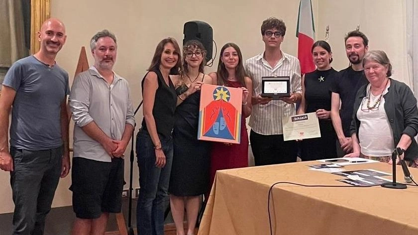 I ragazzi hanno vinto il premio Alchimie 2025 con l’opera ’Di muro in muro’. I ragazzi hanno vinto il premio Alchimie 2025 con l’opera ’Di muro in muro’.