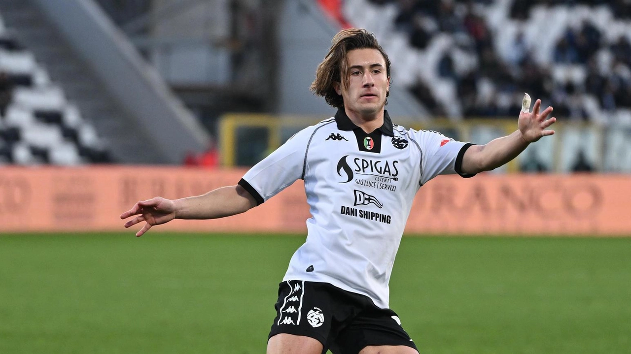 Duccio Degli Innocenti, classe 2003, giovane calciatore di talento gioca nello Spezia come centrocampista Duccio Degli Innocenti, classe 2003, giovane calciatore di talento gioca nello Spezia come centrocampista