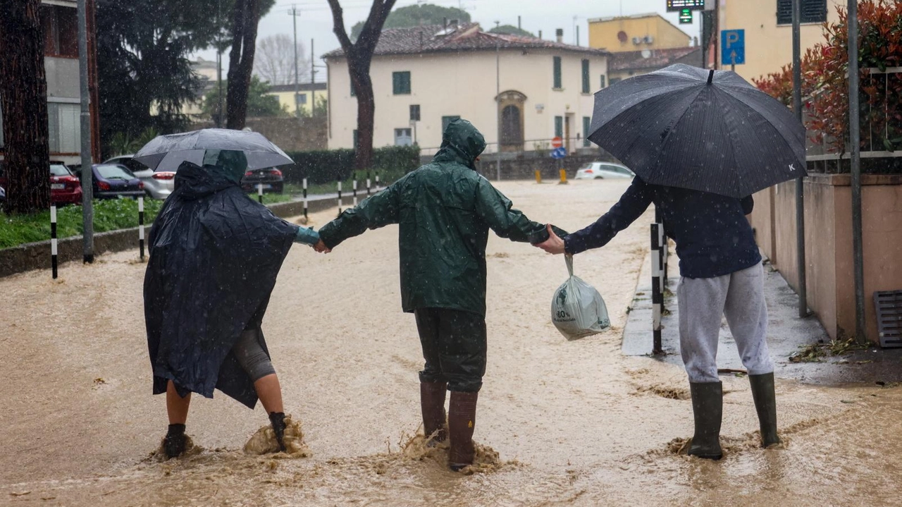Cittadini in difficoltà in mezzo al fango a Sesto Fiorentino per l’esondazione del Rimaggio (FotoGermogli) Cittadini in difficoltà in mezzo al fango a Sesto Fiorentino per l’esondazione del Rimaggio (FotoGermogli)