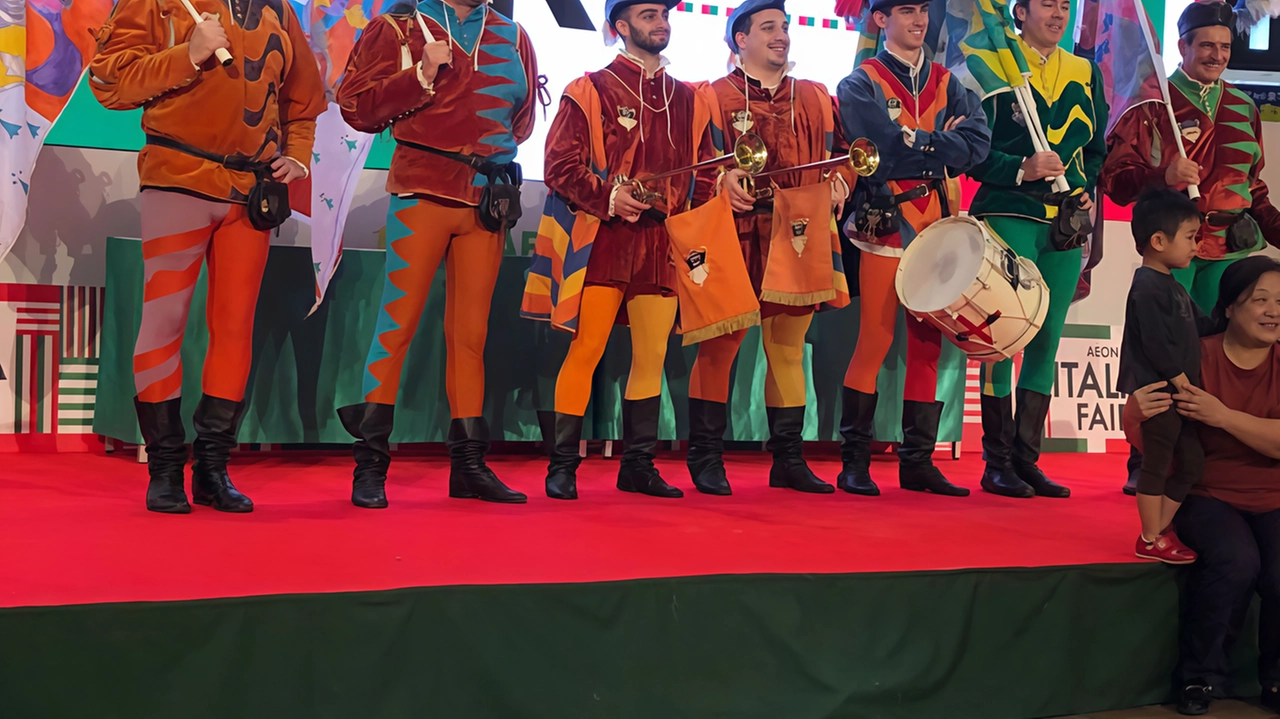 Gli sbandieratori di Sansepolcro stanno ottenendo ampi consensi anche in Giappone per le loro esibizioni Gli sbandieratori di Sansepolcro stanno ottenendo ampi consensi anche in Giappone per le loro esibizioni