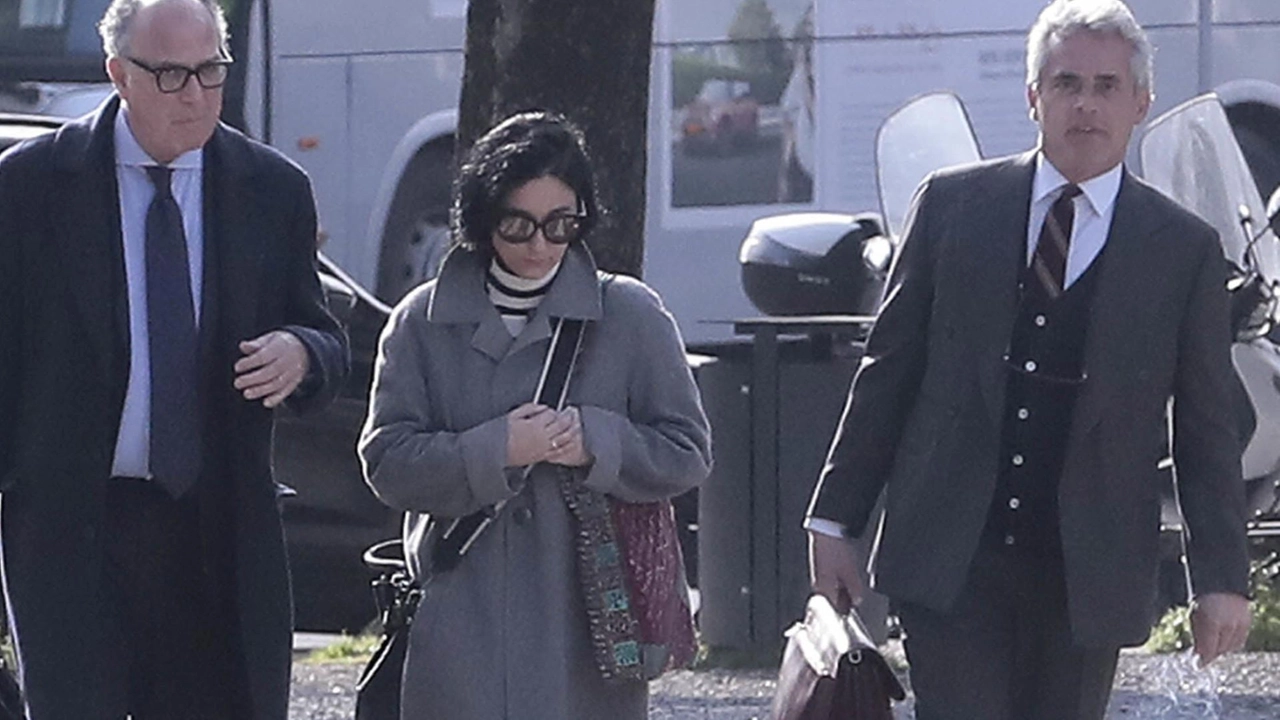L’avvocato Enrico De Martino con il collega milanese Gian Paolo Del Sasso arrivano in tribunale nell’aprile scorso per l’incidente probatorio della giovane L’avvocato Enrico De Martino con il collega milanese Gian Paolo Del Sasso arrivano in tribunale nell’aprile scorso per l’incidente probatorio della giovane