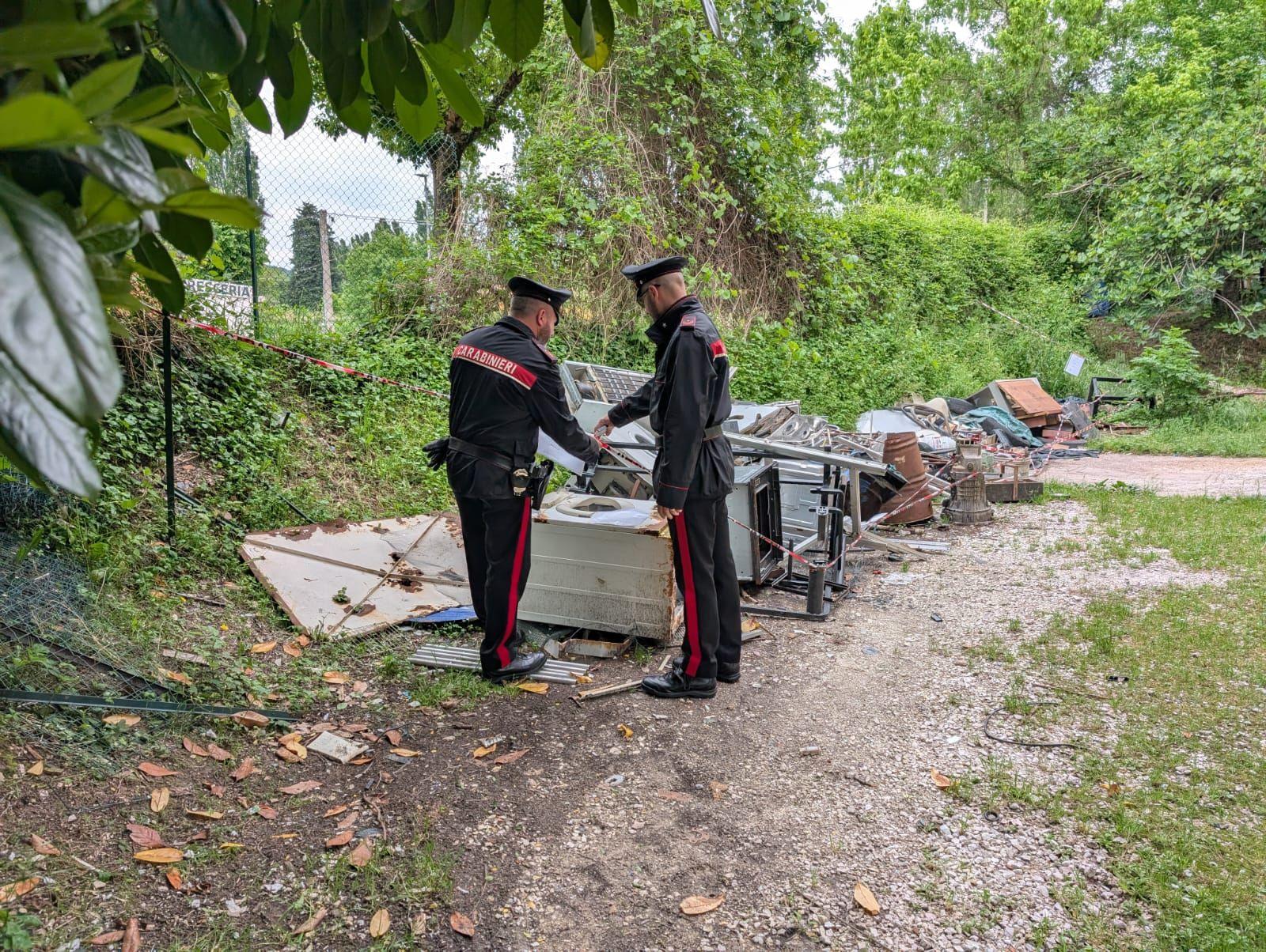discarica abusiva nel giardino di casa imprenditore denunciato e multato