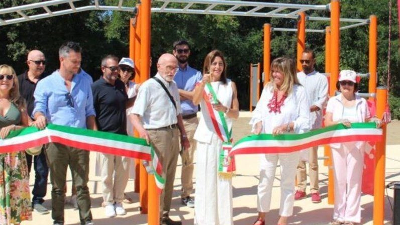 Il taglio del nastro, ieri, all’area attrezzata per praticare sport all’aria aperta. nello spazio dell’ex ristorante “Giardino di Poppa” tra Marina e Tirrenia Il taglio del nastro, ieri, all’area attrezzata per praticare sport all’aria aperta. nello spazio dell’ex ristorante “Giardino di Poppa” tra Marina e Tirrenia
